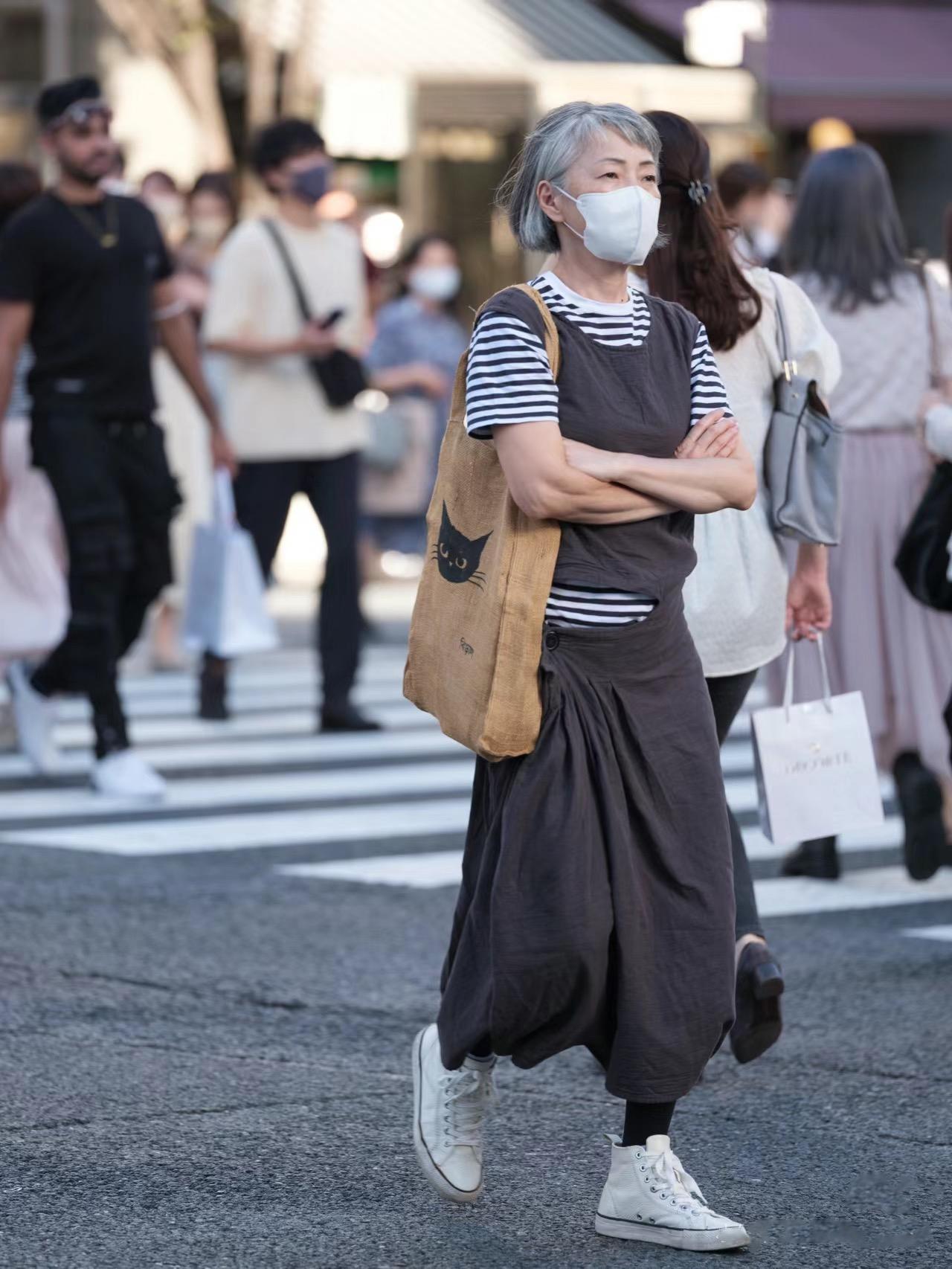 老太太时尚发型_时尚老太太照片_老太太时尚打扮