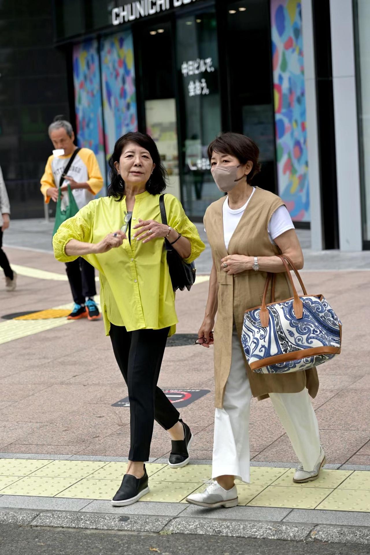 老太太时尚打扮_老太太时尚发型_时尚老太太照片