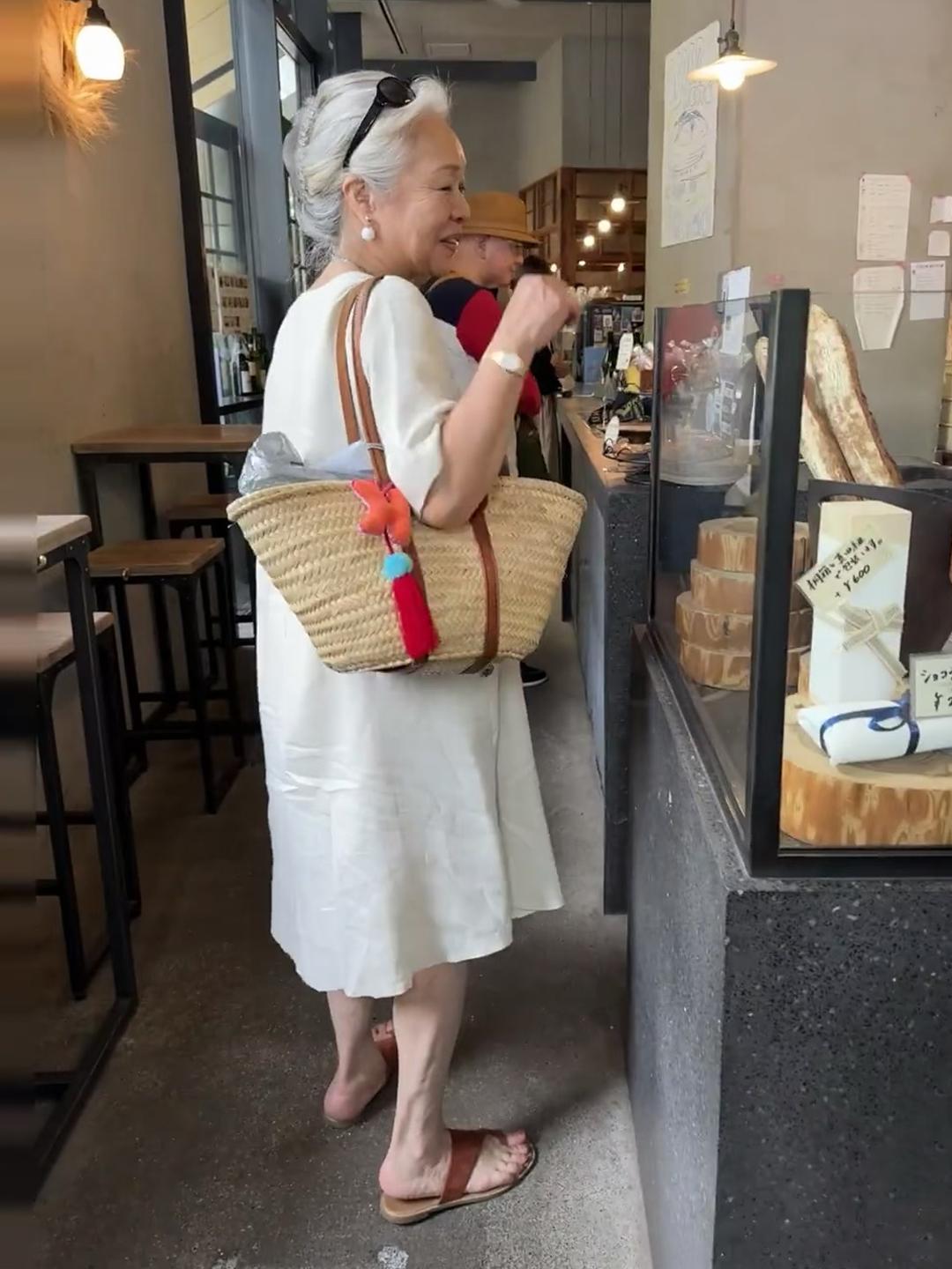 老太太时尚打扮_老太太时尚发型_时尚老太太照片