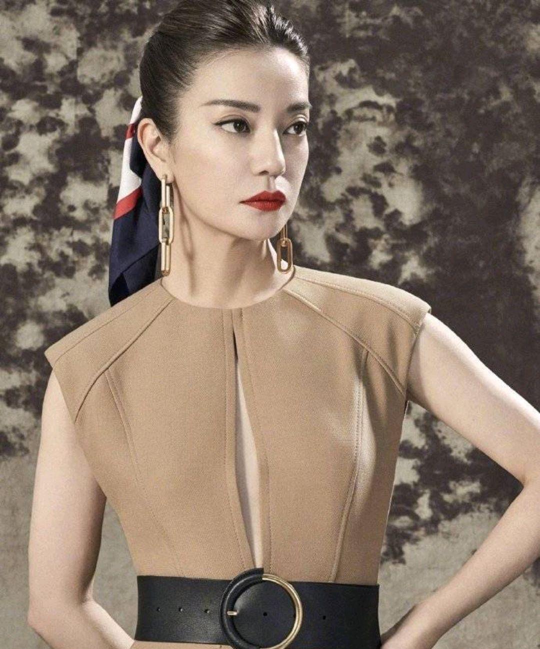 赵薇时尚穿衣打扮-打扮赵薇穿衣时尚图片(图4) 赵薇穿搭_赵薇时尚穿衣打扮_打扮赵薇穿衣时尚图片