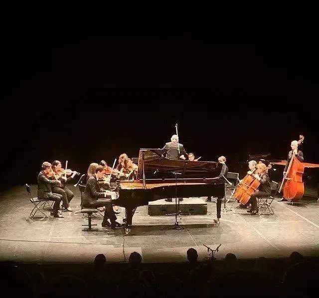 时尚情侣装品牌排行榜-知名品牌情侣装(图26) 时尚情侣装品牌排行榜_知名品牌情侣装_十大情侣装品牌