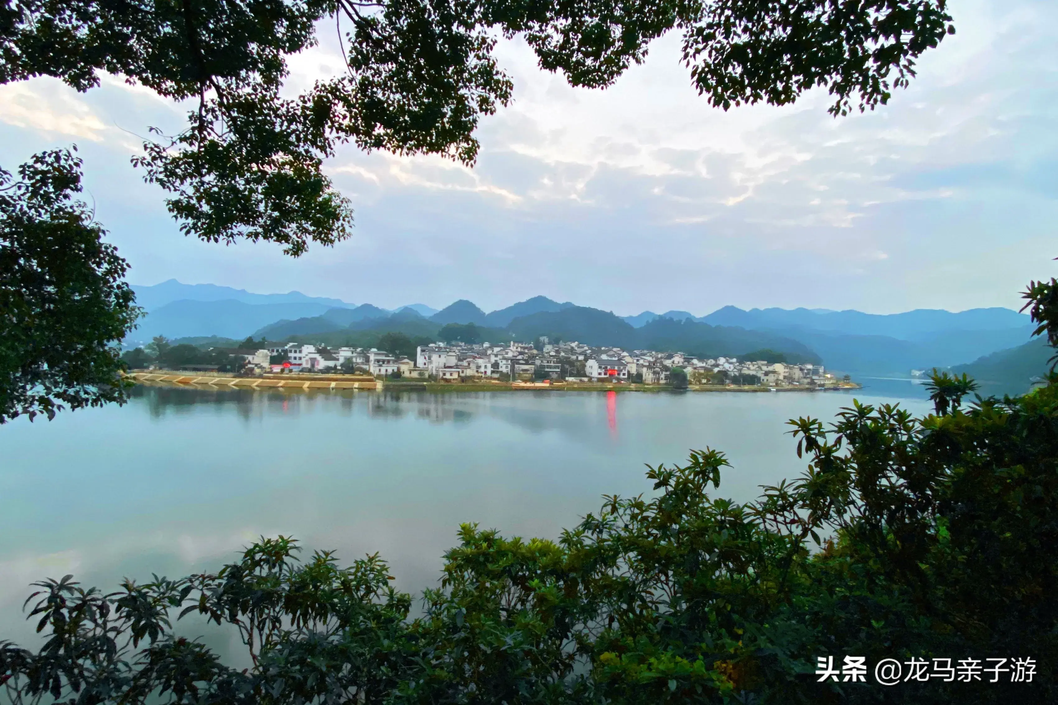 新安江渔梁坝_安徽渔梁坝旅游攻略_安徽渔梁古镇