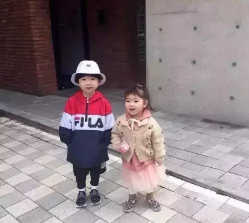 儿童时尚穿搭的杂志_穿搭杂志推荐_时尚杂志搭配