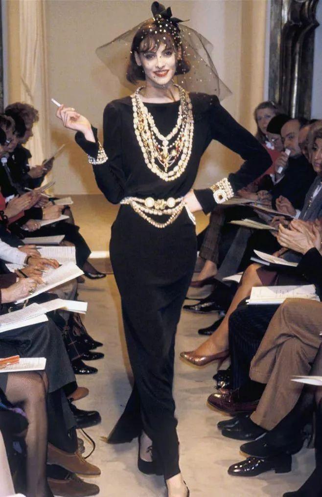 时尚巴黎胡歌配饰_巴黎女人的时尚圣经_时尚圣经专业化妆造型实例教程