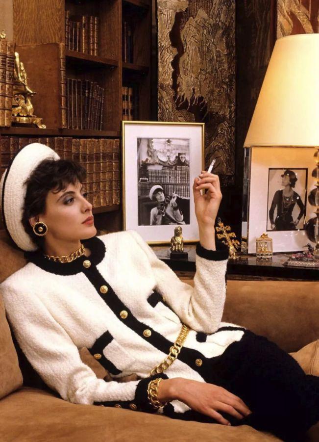 巴黎女人的时尚圣经_时尚圣经专业化妆造型实例教程_时尚巴黎胡歌配饰