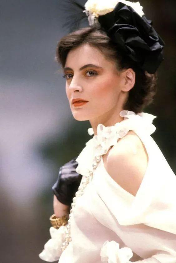 时尚圣经专业化妆造型实例教程_巴黎女人的时尚圣经_时尚巴黎胡歌配饰