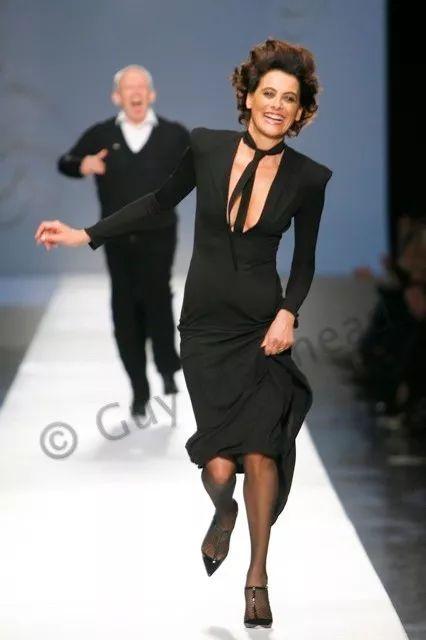 时尚圣经专业化妆造型实例教程_巴黎女人的时尚圣经_时尚巴黎胡歌配饰