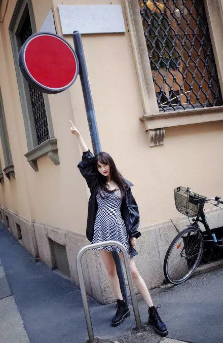 时尚马丁靴-马丁靴时尚穿搭(图11) 时尚马丁靴_马丁靴时尚还是老爹鞋时尚呢_马丁靴时尚穿搭