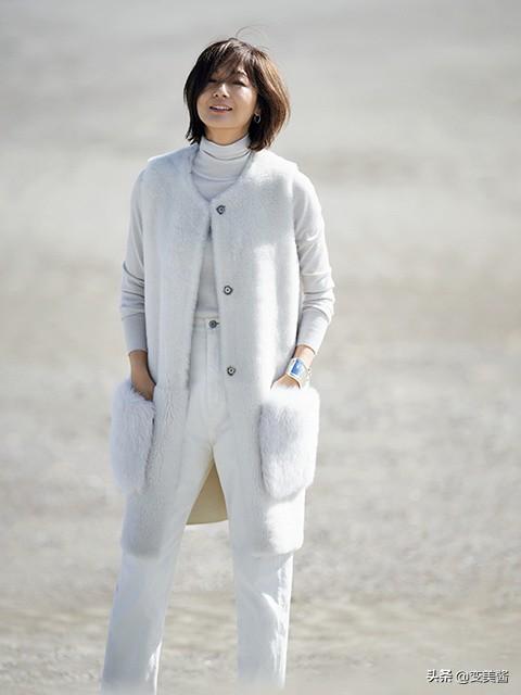 短款皮草外套搭配什么裤子_短款皮草的搭配与穿法_时尚皮草外套短款
