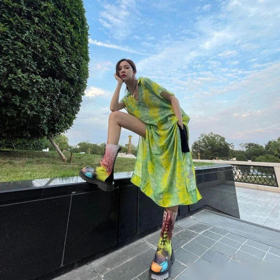 时尚马丁靴-马丁靴时尚穿搭(图4) 马丁靴时尚还是老爹鞋时尚呢_马丁靴时尚穿搭_时尚马丁靴