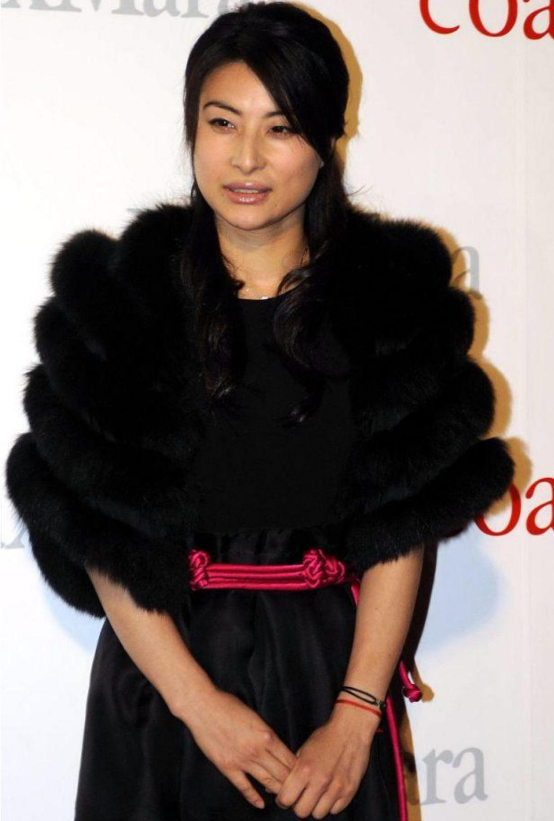 时尚皮草外套短款-短款皮草外套搭配什么裤子