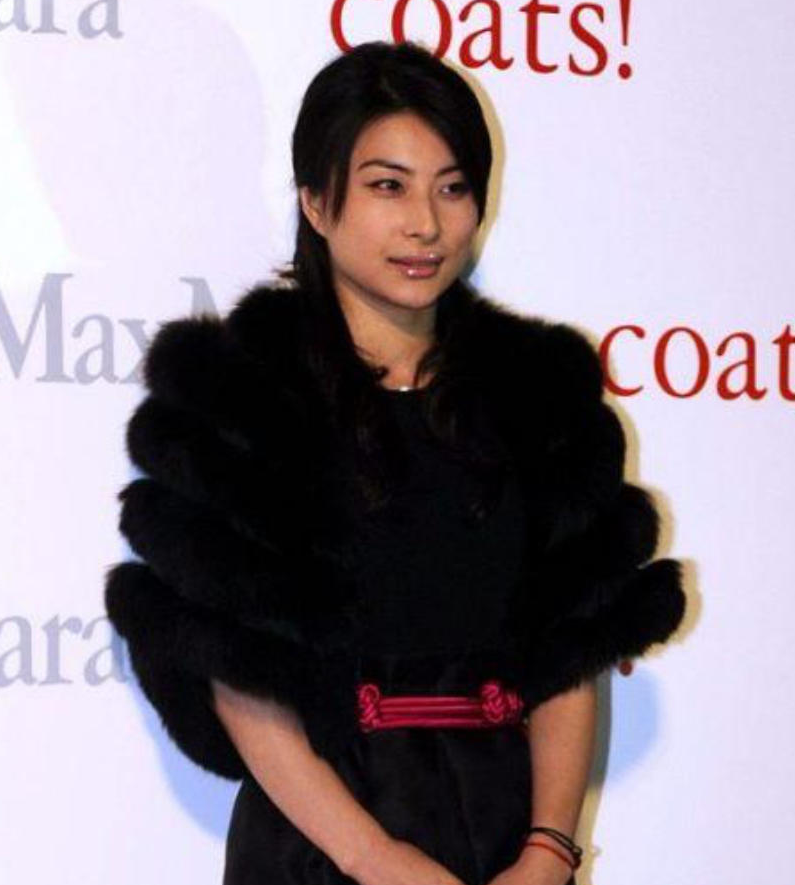 时尚皮草外套短款_短款皮草外套搭配什么裤子_短款皮草穿什么内搭