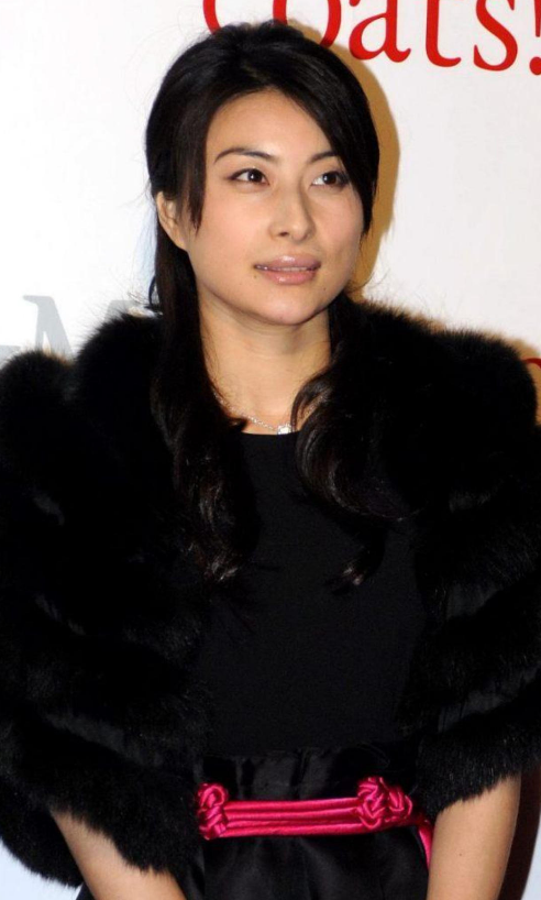 时尚皮草外套短款_短款皮草穿什么内搭_短款皮草外套搭配什么裤子