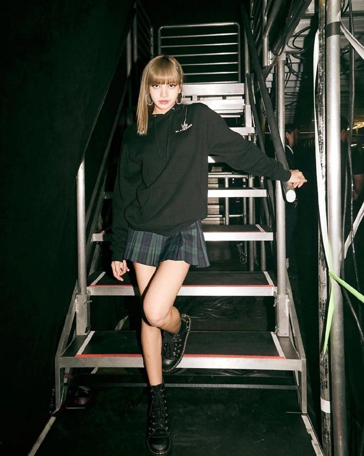 时尚马丁靴-马丁靴时尚还是面包鞋时尚好看(图17) 马丁靴时尚搭配图片女_马丁靴时尚还是面包鞋时尚好看_时尚马丁靴