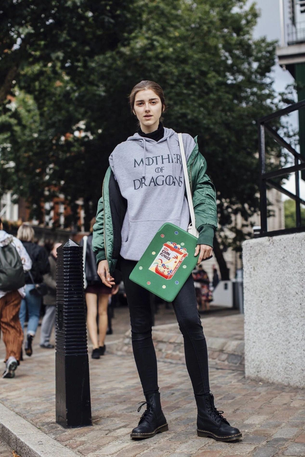 时尚马丁靴-马丁靴时尚还是面包鞋时尚好看(图4) 马丁靴时尚还是面包鞋时尚好看_时尚马丁靴_马丁靴时尚搭配图片女