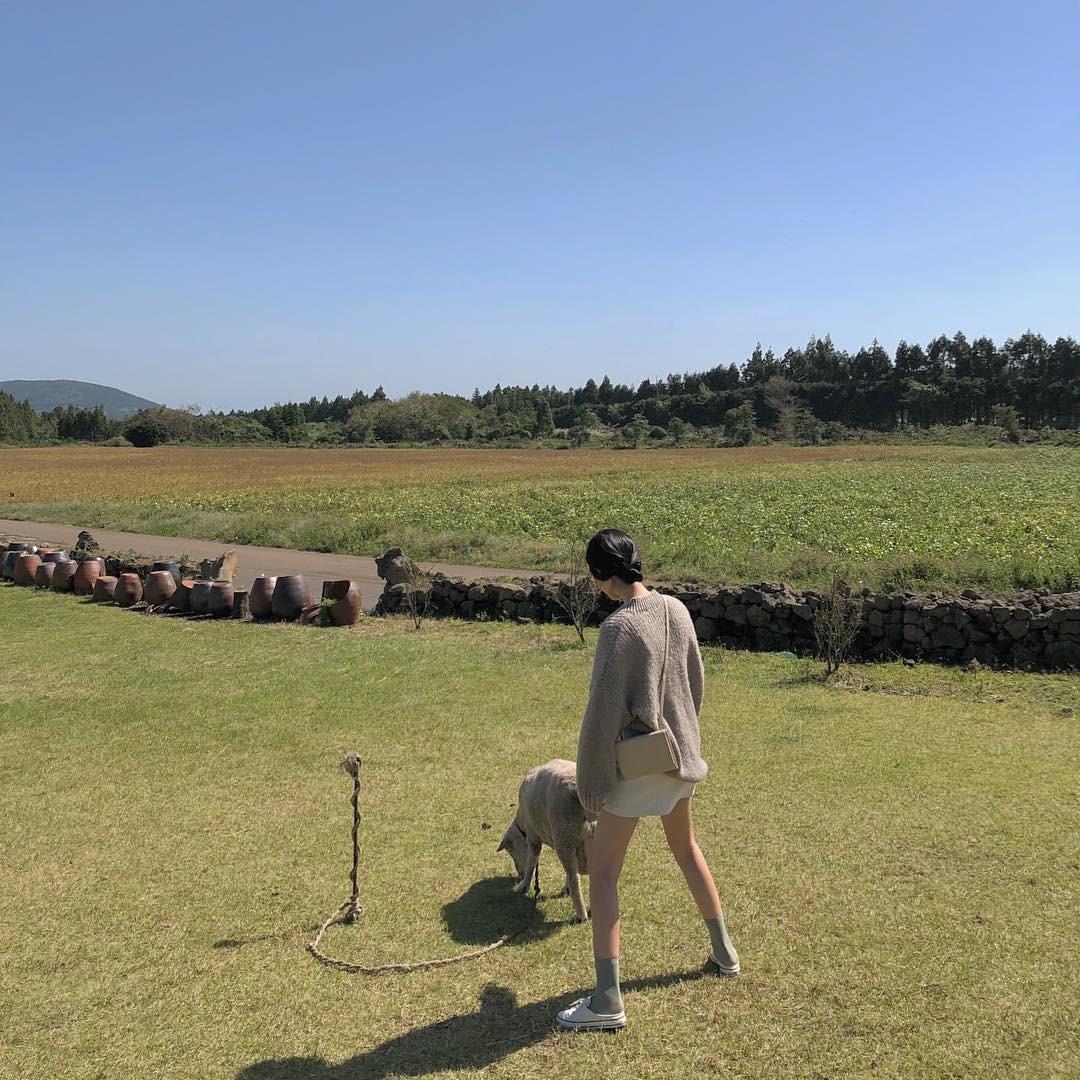 短皮草外套怎么搭配好看_短款皮草外套搭配什么裤子_时尚皮草外套短款