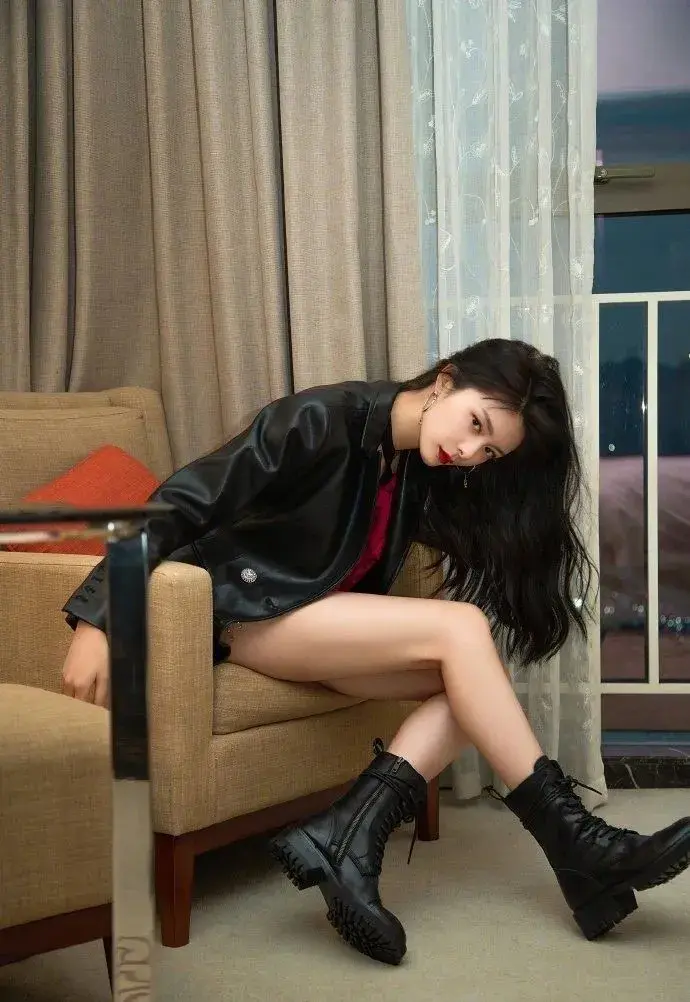 马丁靴时尚穿搭_时尚马丁靴_马丁靴时尚吗