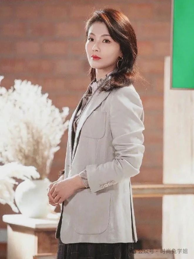 时尚中长微卷发2024款-2020卷发发型中长发(图12) 时尚中长微卷发2024款_微卷中长发发型_2020卷发发型中长发