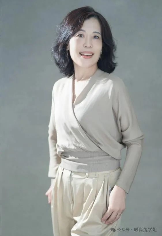 时尚中长微卷发2024款-2020卷发发型中长发(图14) 微卷中长发发型_时尚中长微卷发2024款_2020卷发发型中长发