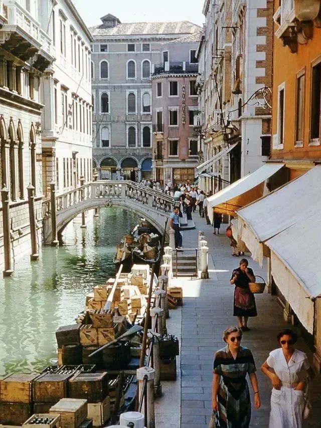 欧洲六七十年代时尚-欧洲时尚之都是哪个城市(图4) 欧洲时尚之都是哪个城市_欧洲时尚杂志_欧洲六七十年代时尚