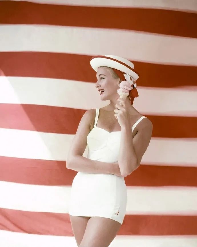 欧洲六七十年代时尚-欧洲时尚之都是哪个城市(图8) 欧洲六七十年代时尚_欧洲时尚之都是哪个城市_欧洲时尚杂志