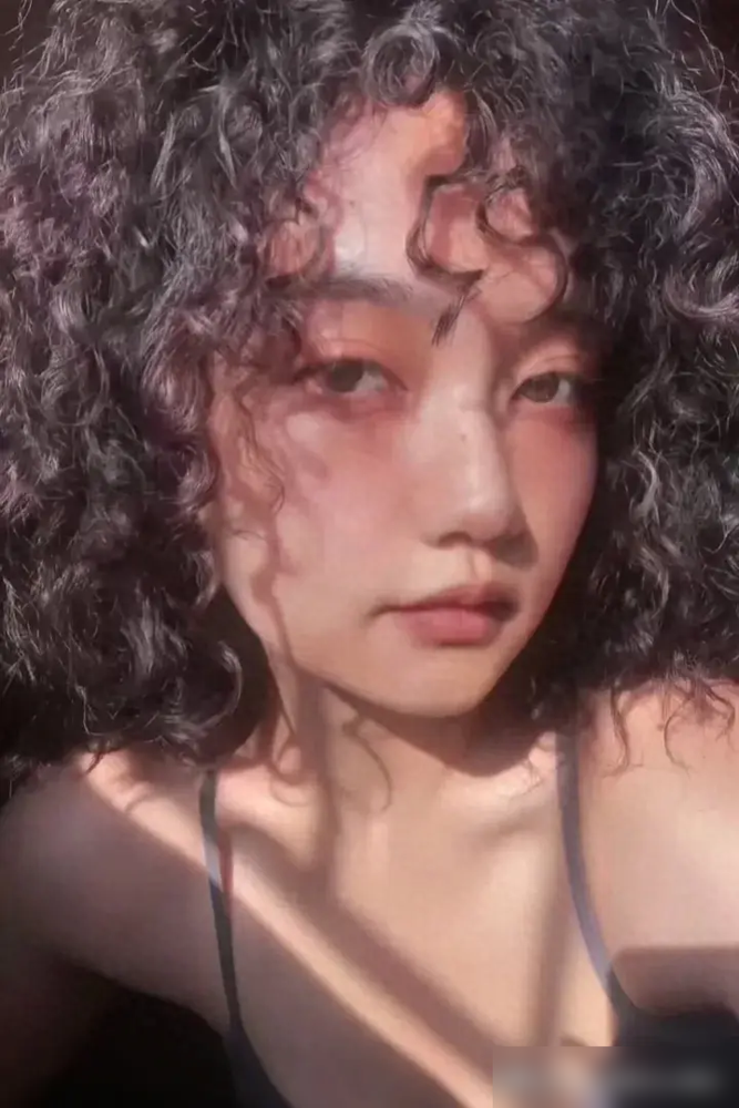 时尚短发发型图片2024卷发-短发卷发2020年最新款(图2) 时尚短发发型图片2024卷发_短发卷发时尚发型图片女_短发卷发2020年最新款