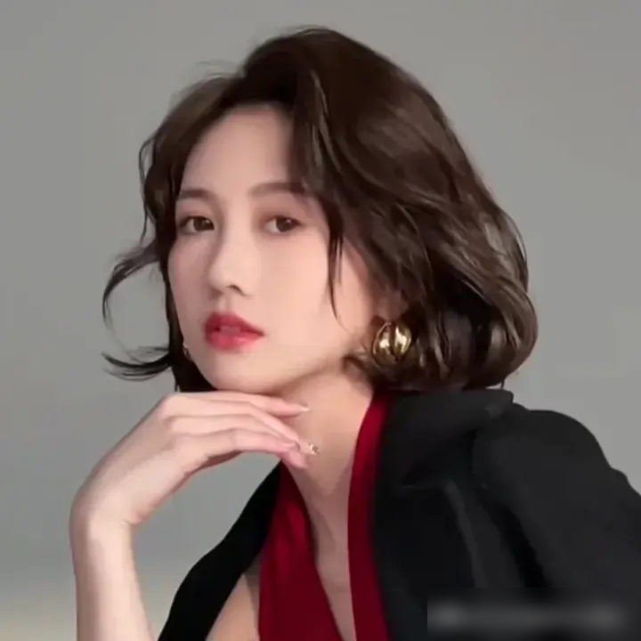 时尚短发发型图片2024卷发-短发卷发2020年最新款(图5) 短发卷发时尚发型图片女_短发卷发2020年最新款_时尚短发发型图片2024卷发