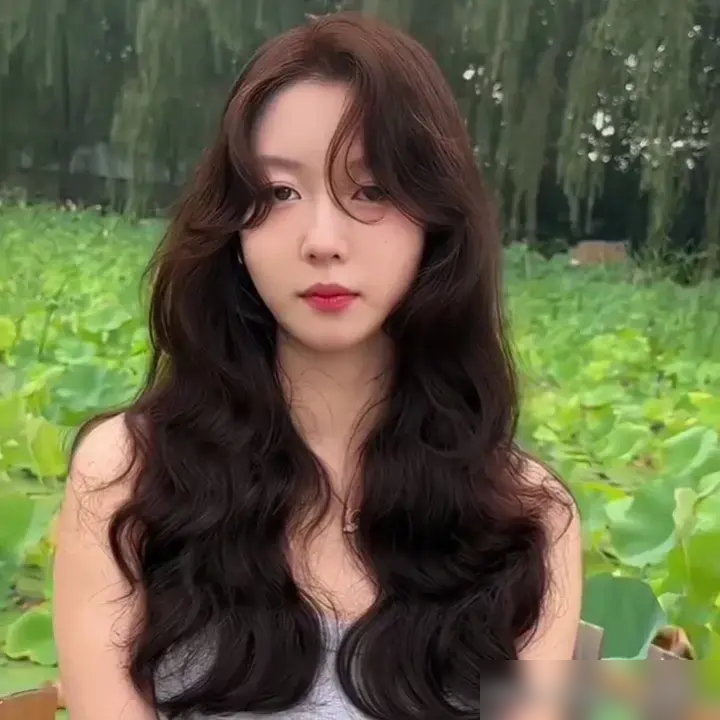 时尚短发发型图片2024卷发-短发卷发2020年最新款(图6) 短发卷发时尚发型图片女_时尚短发发型图片2024卷发_短发卷发2020年最新款