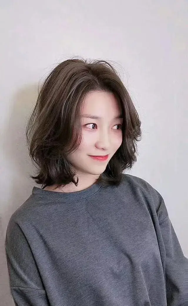 短发卷发时尚发型图片女_短发卷发2020年最新款_时尚短发发型图片2024卷发