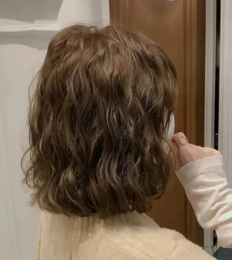 时尚短发发型图片2024卷发_短发卷发2020年最新款_短发卷发时尚发型图片女