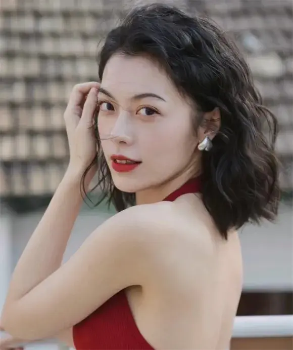 短发卷发2020年最新款_短发卷发时尚发型图片女_时尚短发发型图片2024卷发