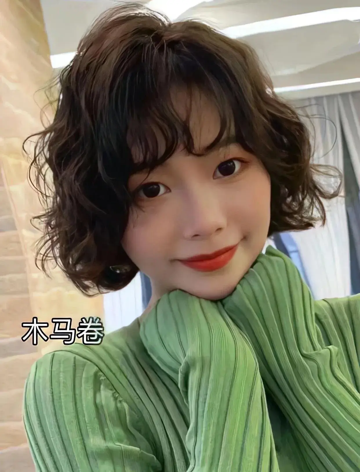 短发卷发2020年最新款_短发卷发时尚发型图片女_时尚短发发型图片2024卷发