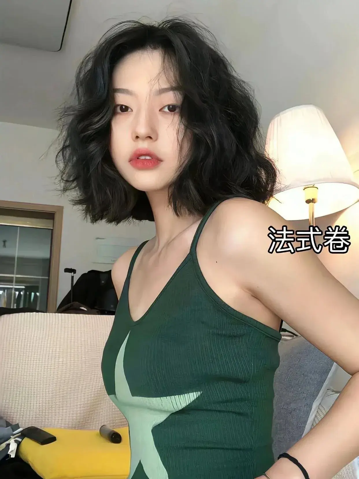 短发卷发时尚发型图片女_时尚短发发型图片2024卷发_短发卷发2020年最新款