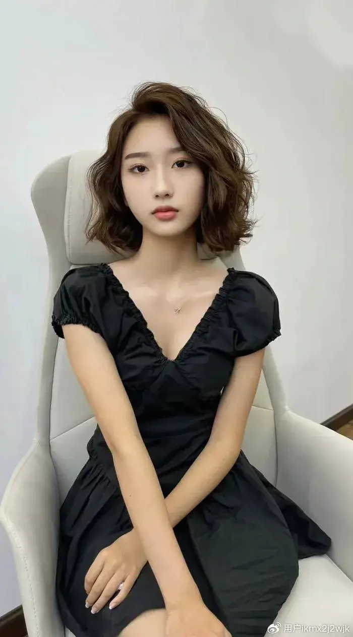 短发卷发2020年最新款_短发卷发时尚发型图片女_时尚短发发型图片2024卷发