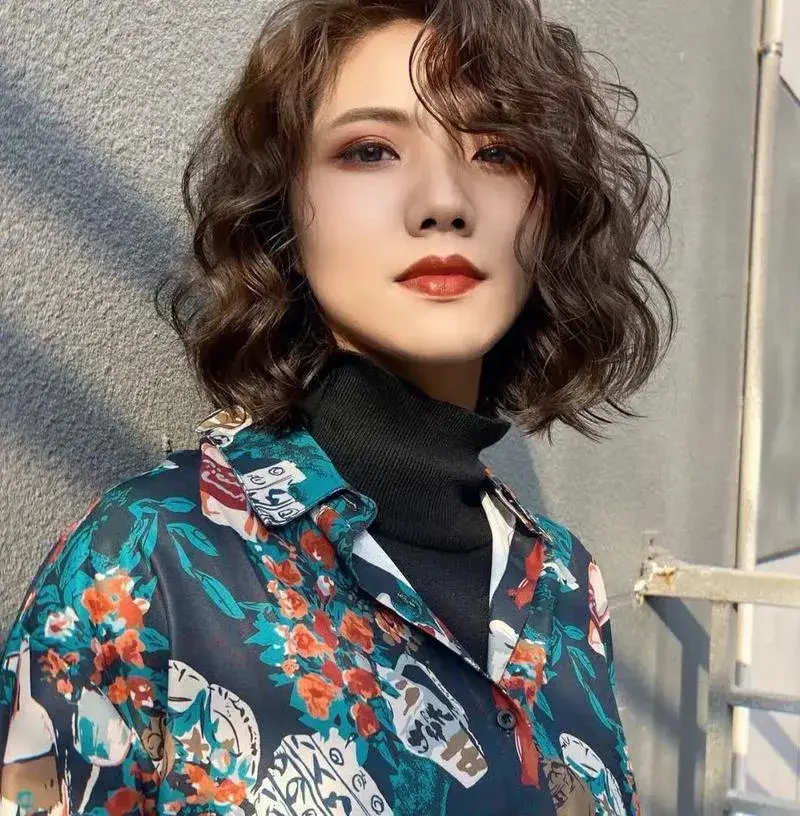 时尚短发发型图片2024卷发_短发卷发2020年最新款_短发卷发时尚发型图片女