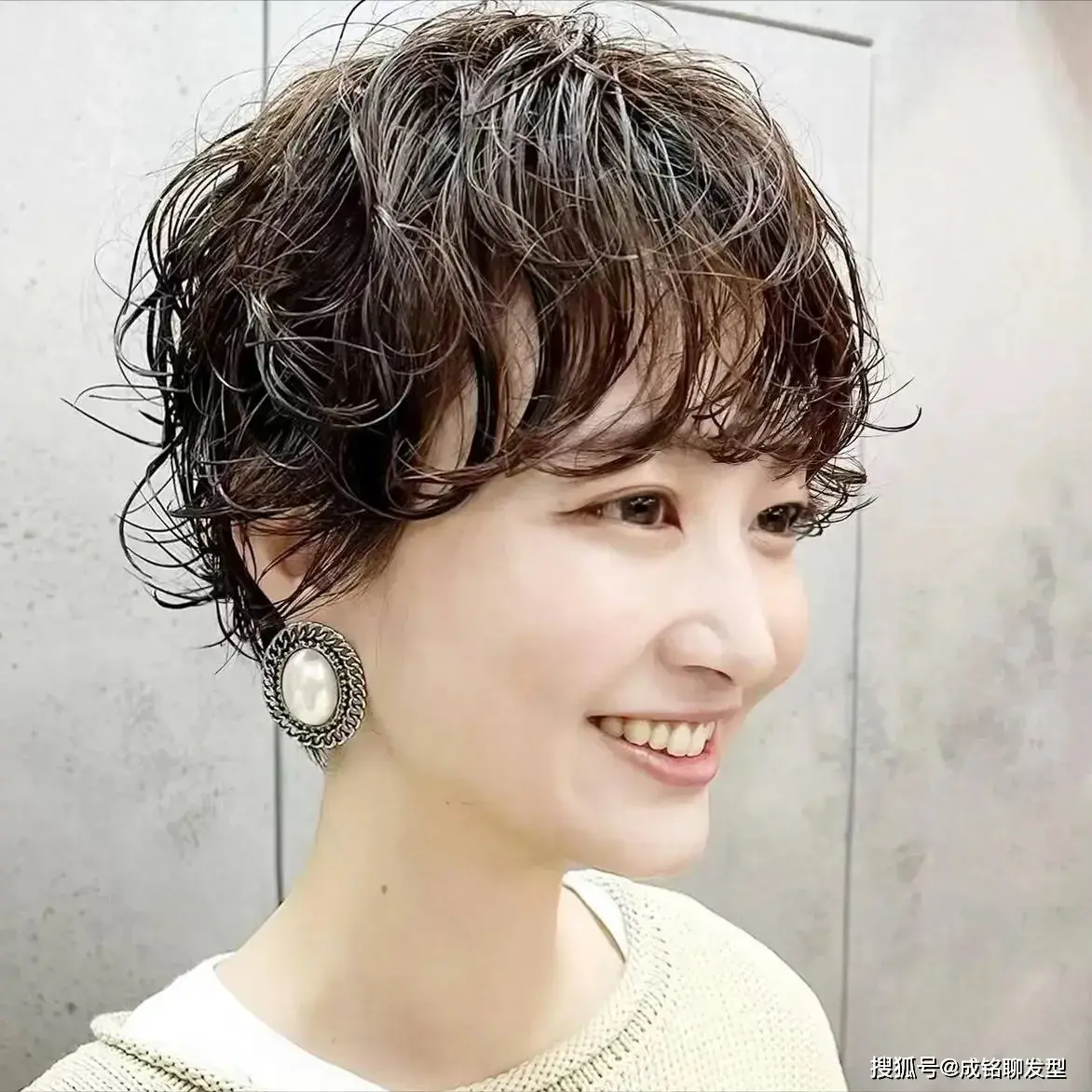 时尚短发发型图片2024卷发_短发卷发时尚发型图片女_短发卷发2020年最新款