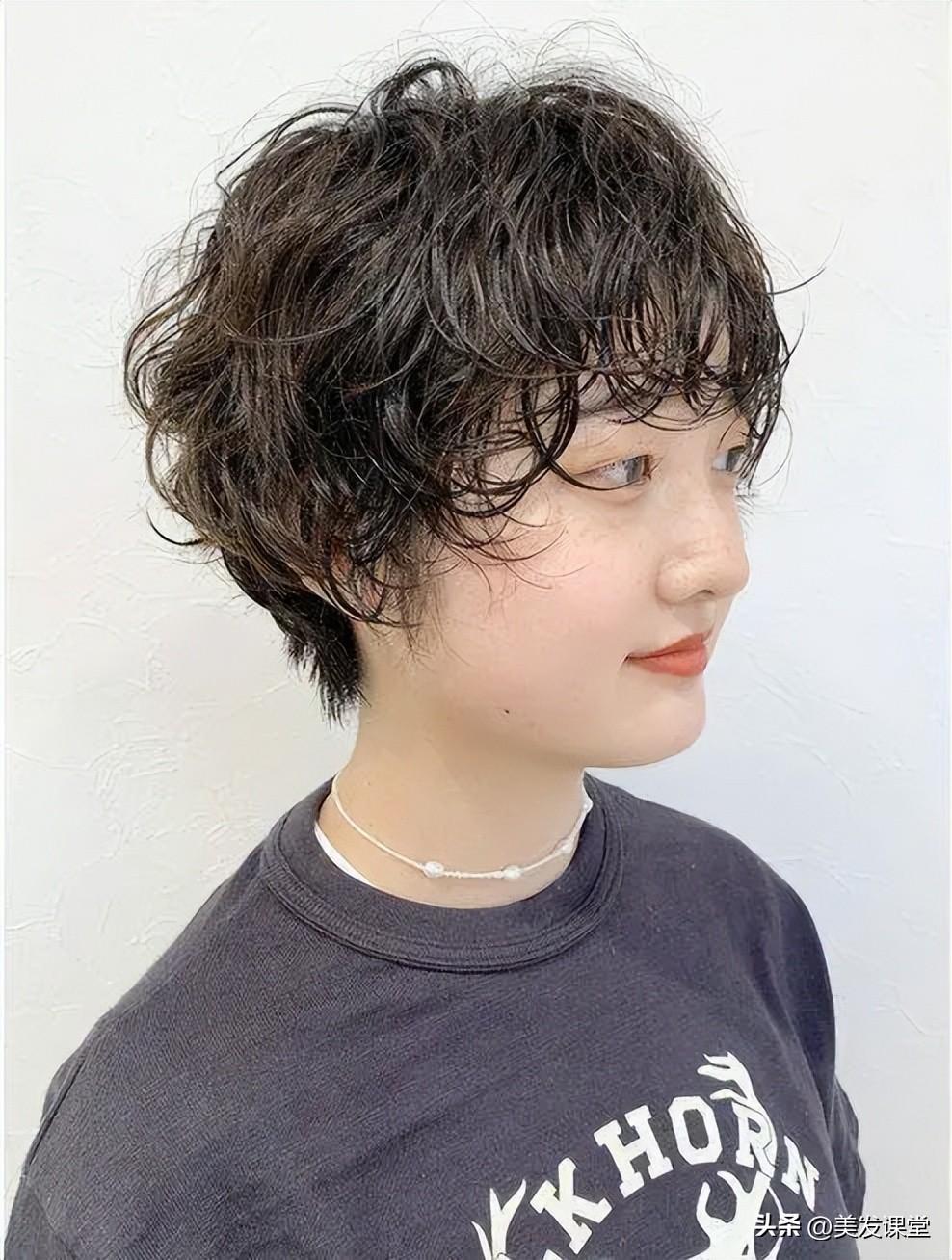 短发卷发2020年最新款_短发卷发时尚发型图片女_时尚短发发型图片2024卷发
