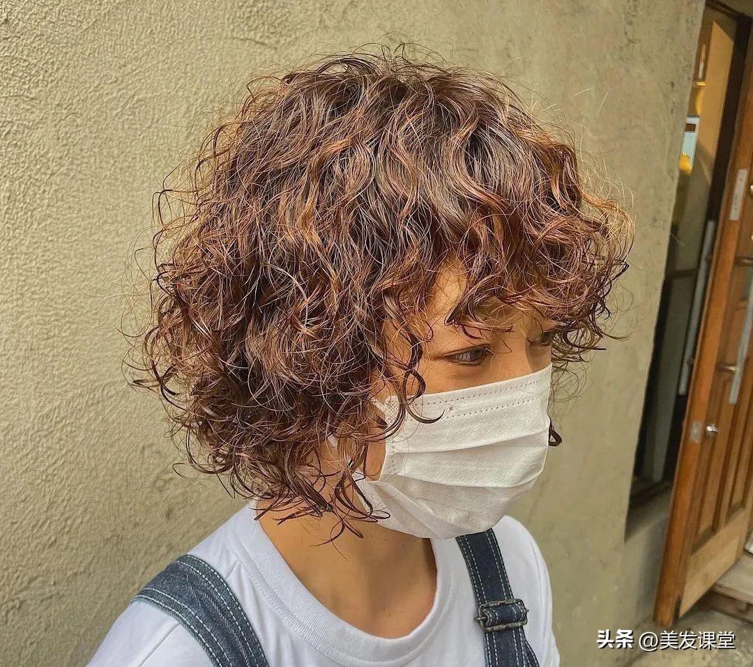 时尚短发发型图片2024卷发_短发卷发2020年最新款_短发卷发时尚发型图片女