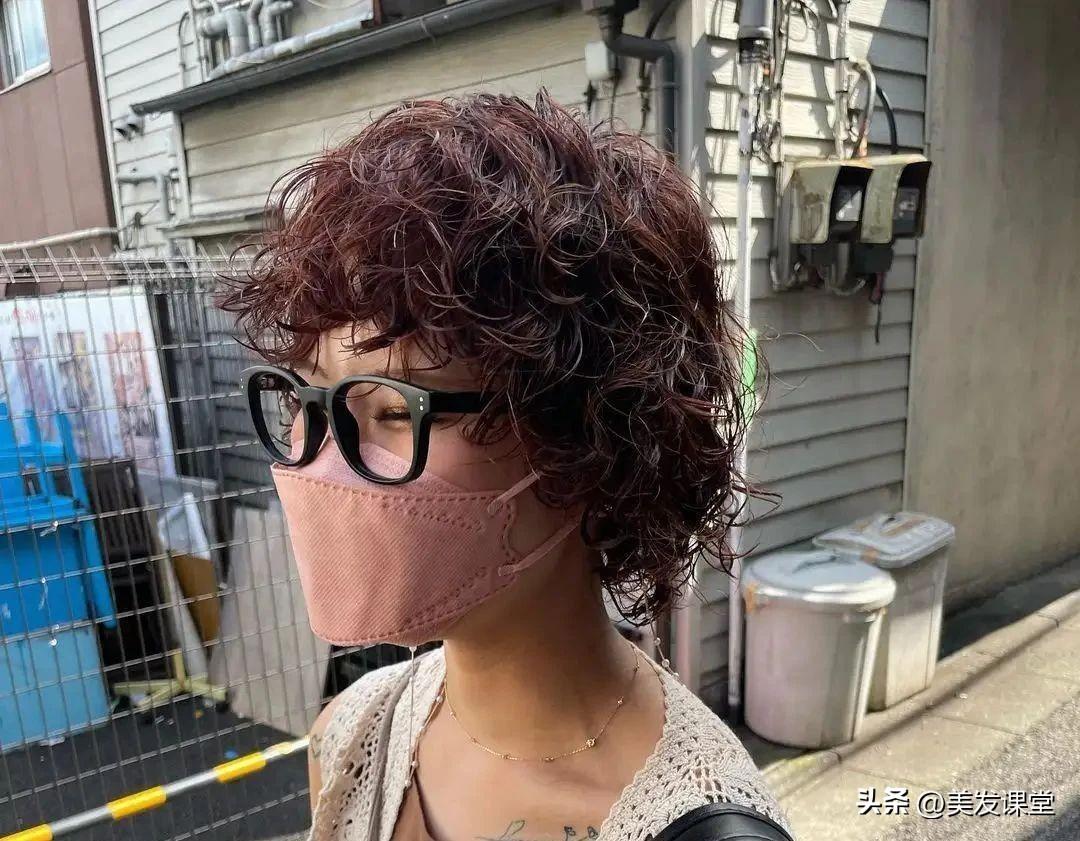 短发卷发2020年最新款_时尚短发发型图片2024卷发_短发卷发时尚发型图片女