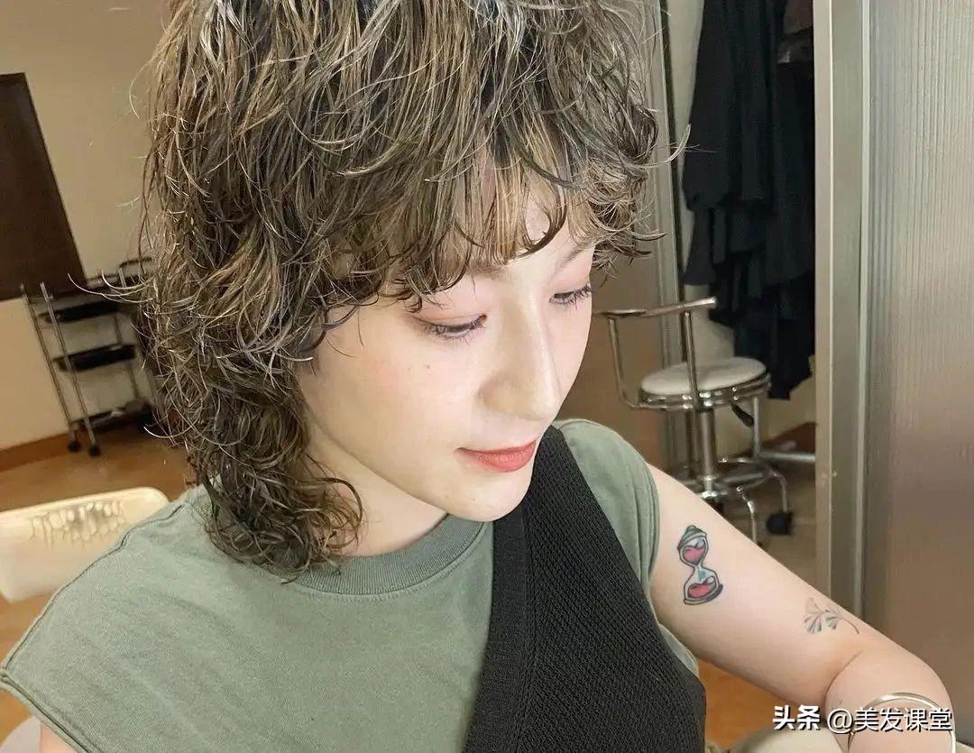 时尚短发发型图片2024卷发_短发卷发2020年最新款_短发卷发时尚发型图片女
