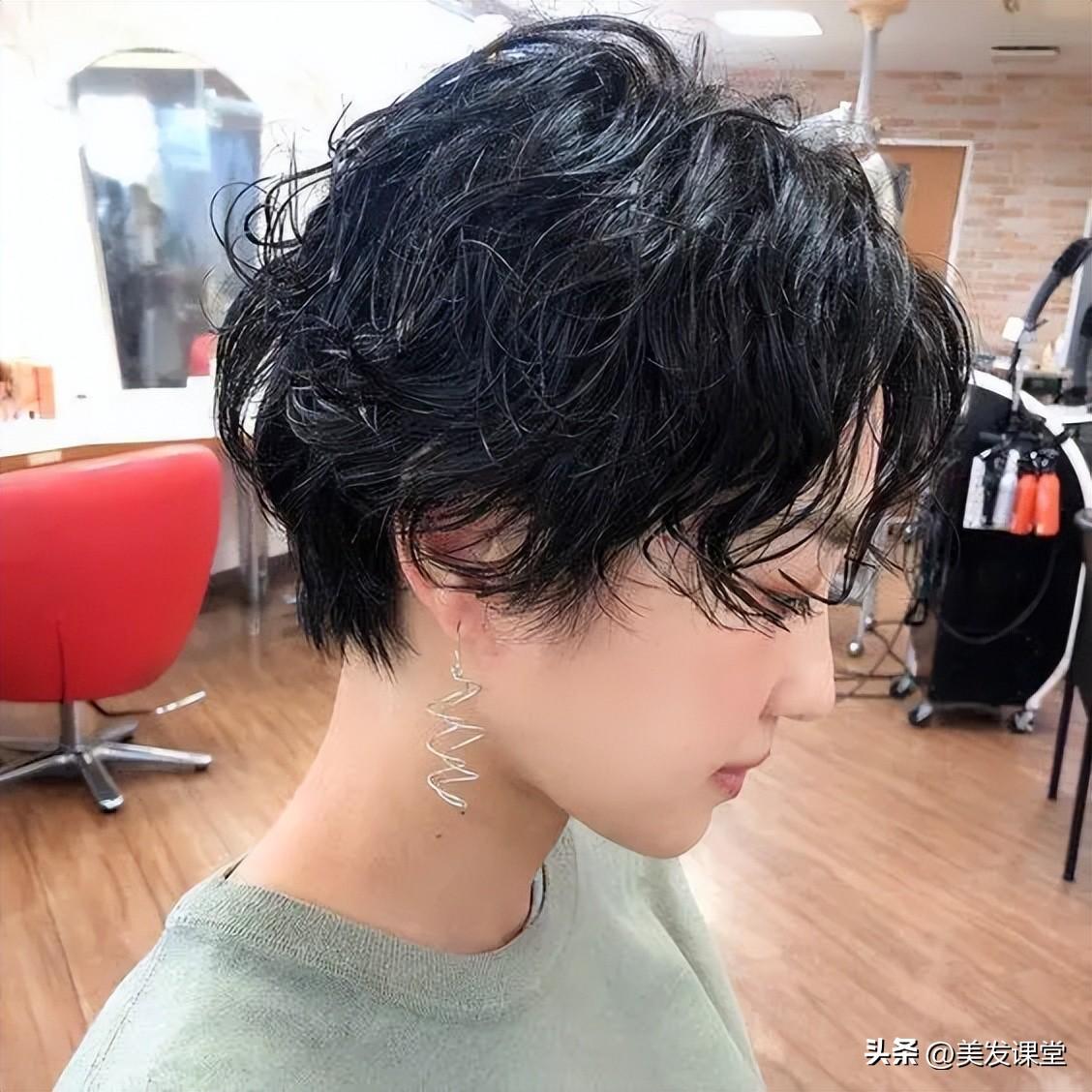 时尚短发发型图片2024卷发_短发卷发2020年最新款_短发卷发时尚发型图片女