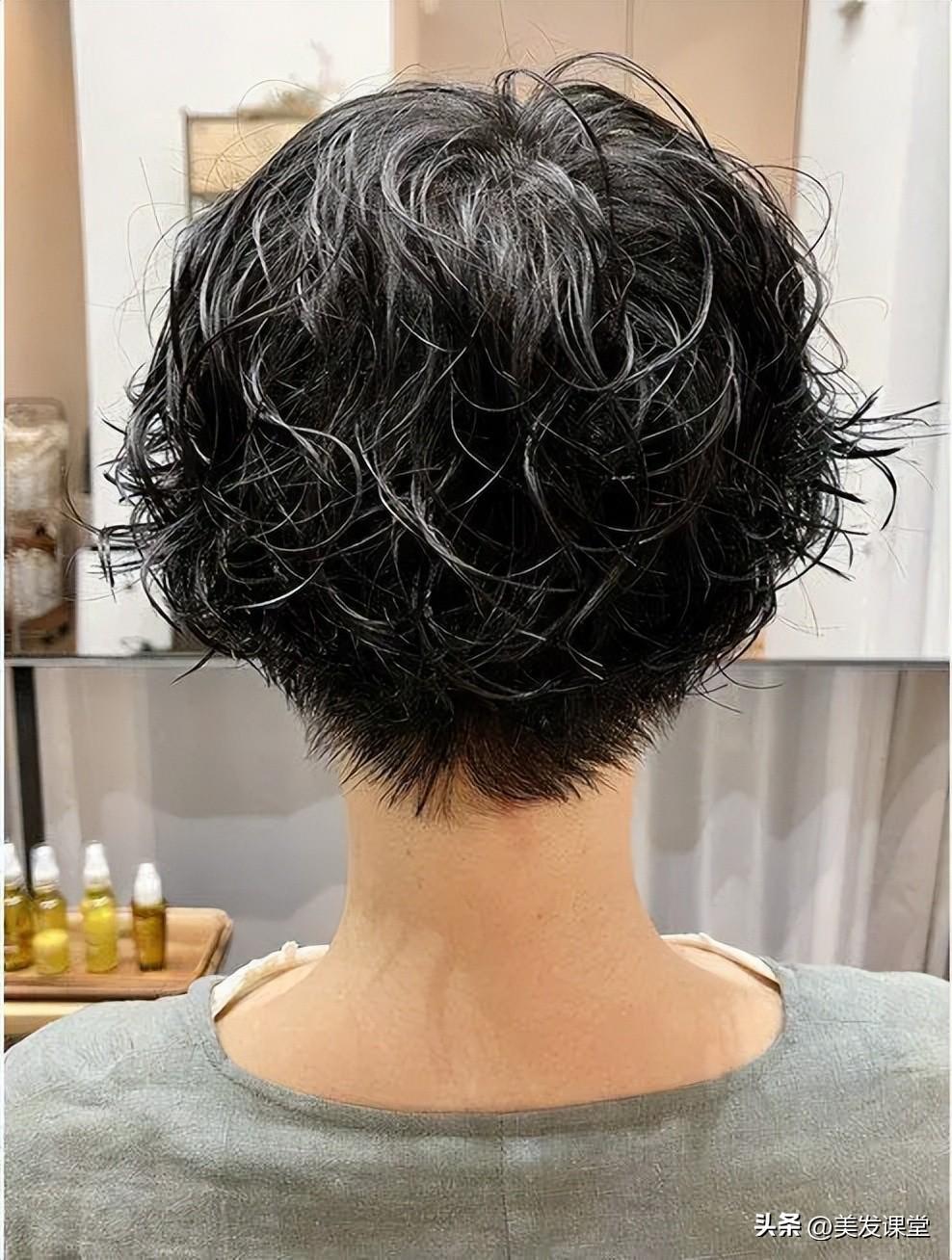 时尚短发发型图片2024卷发_短发卷发2020年最新款_短发卷发时尚发型图片女