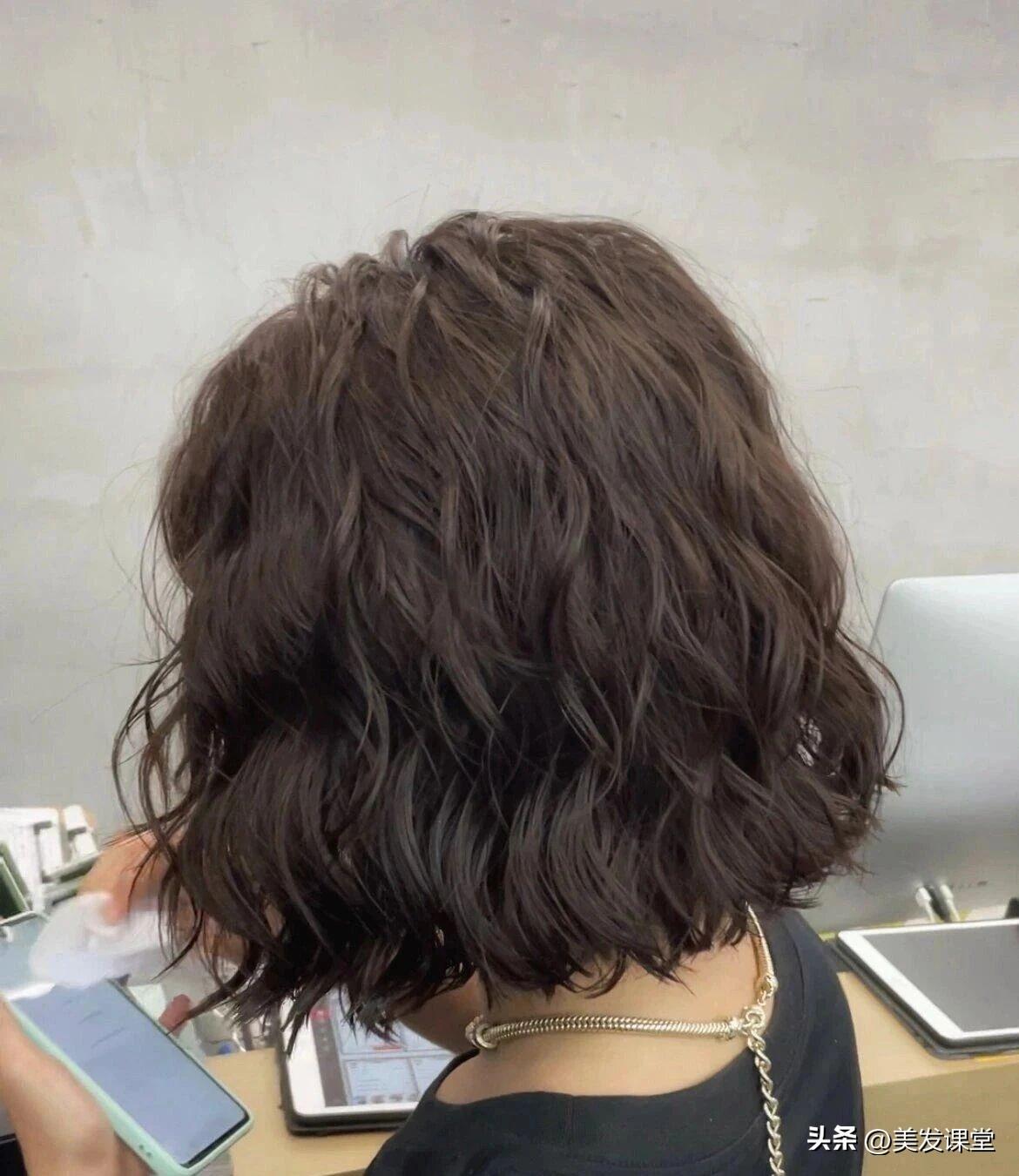 短发卷发时尚发型图片女_时尚短发发型图片2024卷发_短发卷发2020年最新款