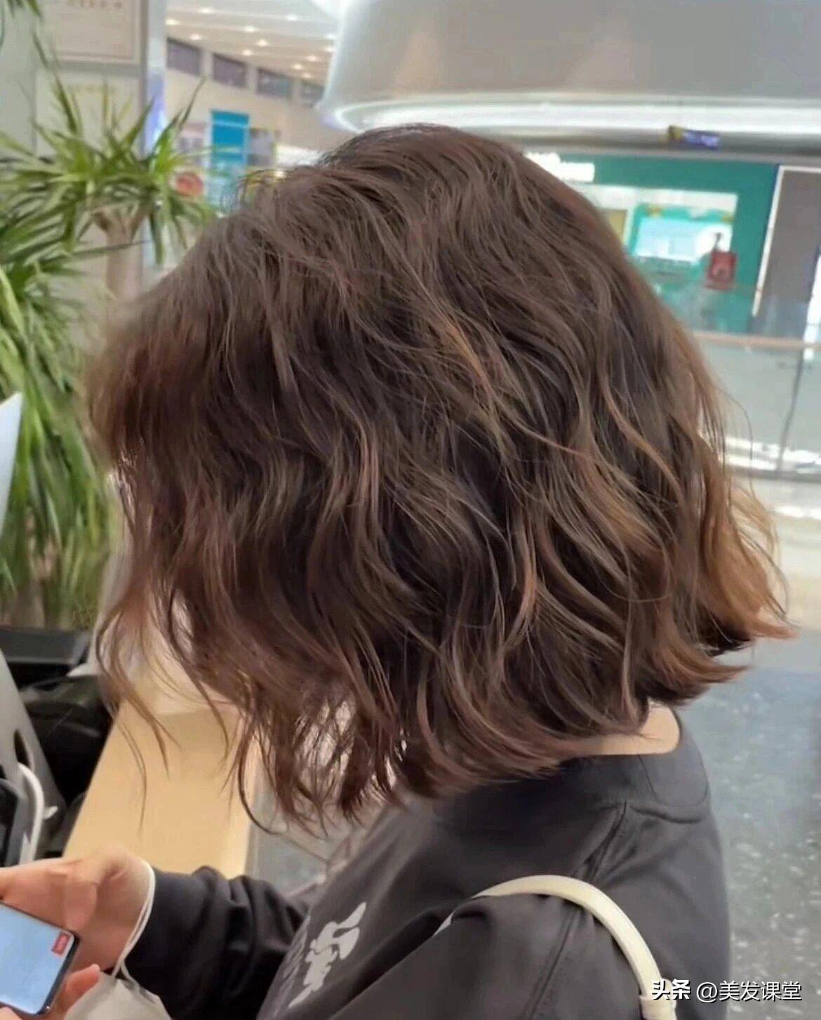 时尚短发发型图片2024卷发_短发卷发时尚发型图片女_短发卷发2020年最新款