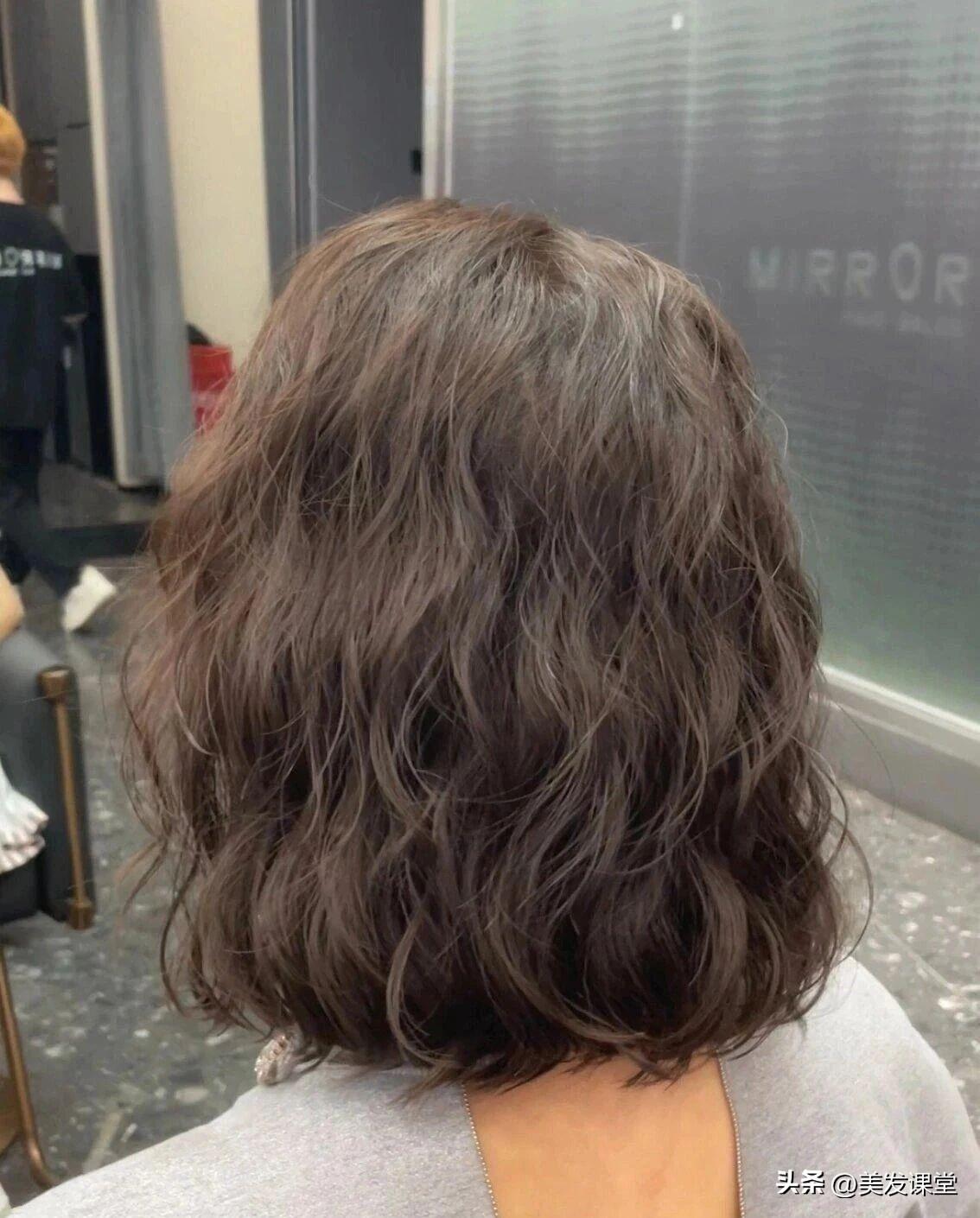 短发卷发2020年最新款_短发卷发时尚发型图片女_时尚短发发型图片2024卷发