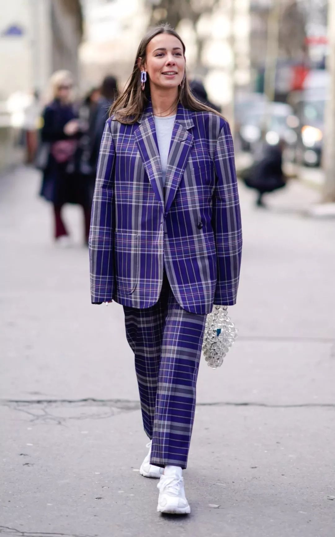 时尚胖女孩-2020胖女孩时尚发型(图64) 胖女人时尚_时尚胖女孩_2020胖女孩时尚发型