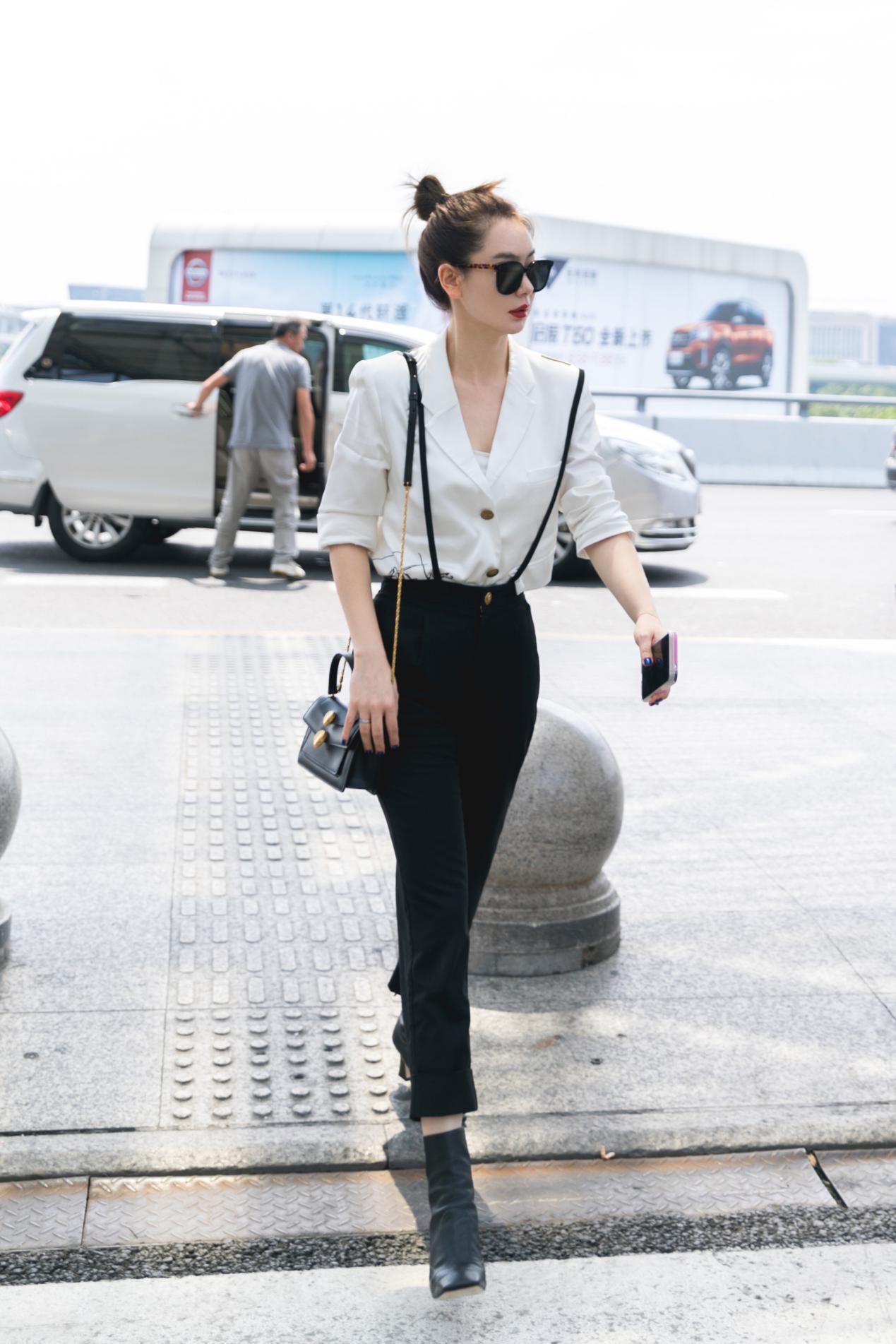 穿背带裤上学_穿背带裤配什么头型学生_学生气背带裤如何穿才时尚