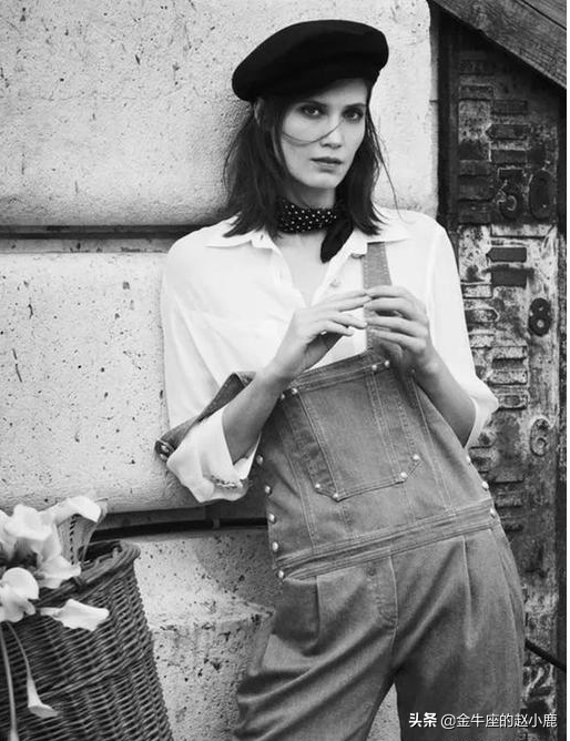 穿背带裤配什么头型学生_穿背带裤上学_学生气背带裤如何穿才时尚