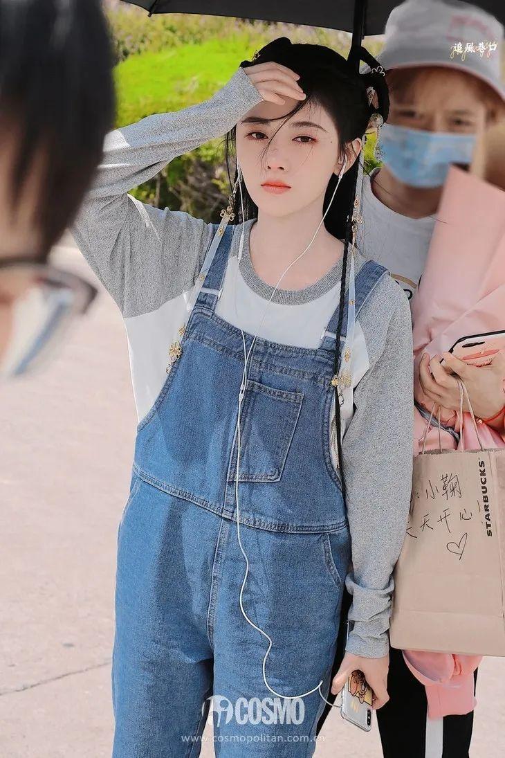 学生气背带裤如何穿才时尚_穿背带裤上学_穿背带裤扎什么头发好看学生