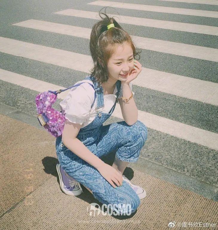 穿背带裤上学_穿背带裤扎什么头发好看学生_学生气背带裤如何穿才时尚